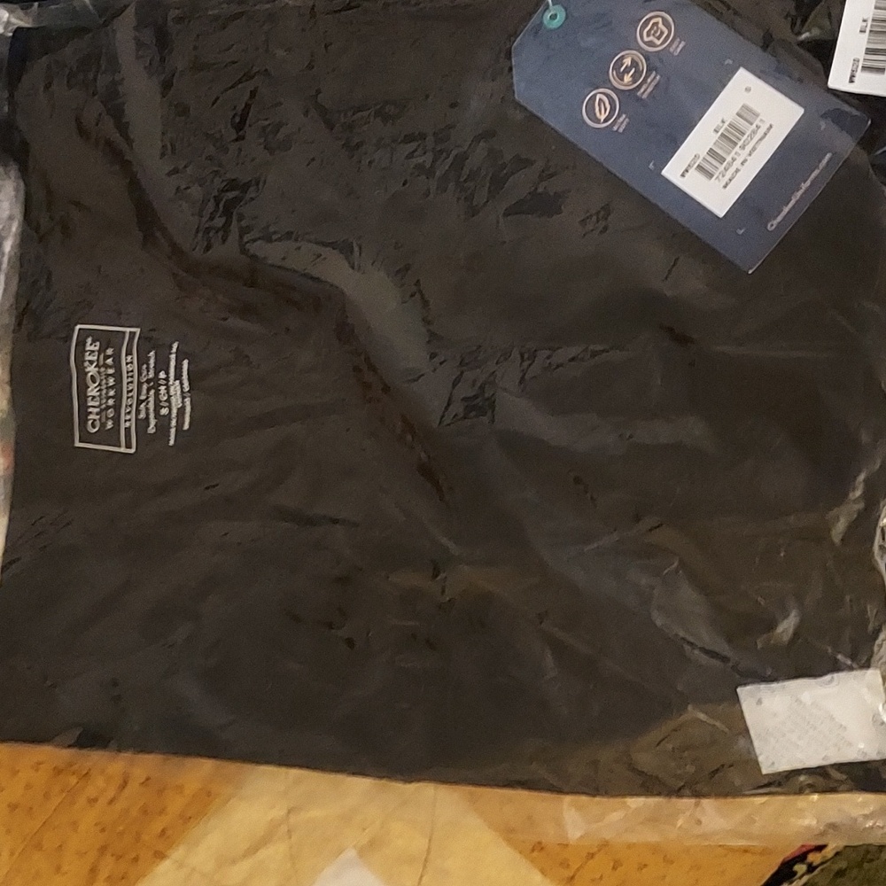 CHEROKEE SCRUB TOP